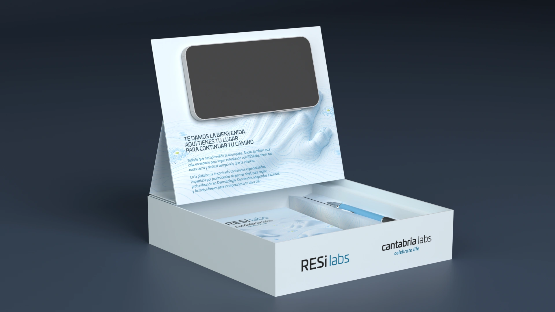 Caja RUTAS abierta en perspectiva, con móvil horizontal en el soporte, cuaderno y bolígrafo